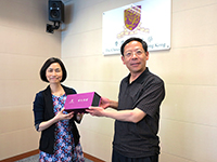 Prof. Wong Suk-ying (left) presents a souvenir to Mr. Fan Chun Wen
